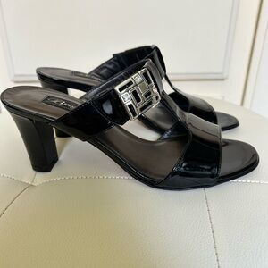 BRIGHTON Black Patent Leather Rouge Open Toe Slide Sandal w/Side Buckle 7M.
